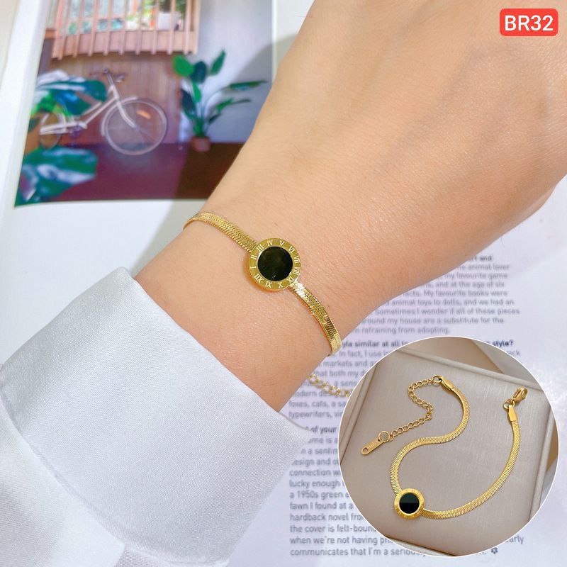 Alternative view of Roman letter O plane chain bracelet