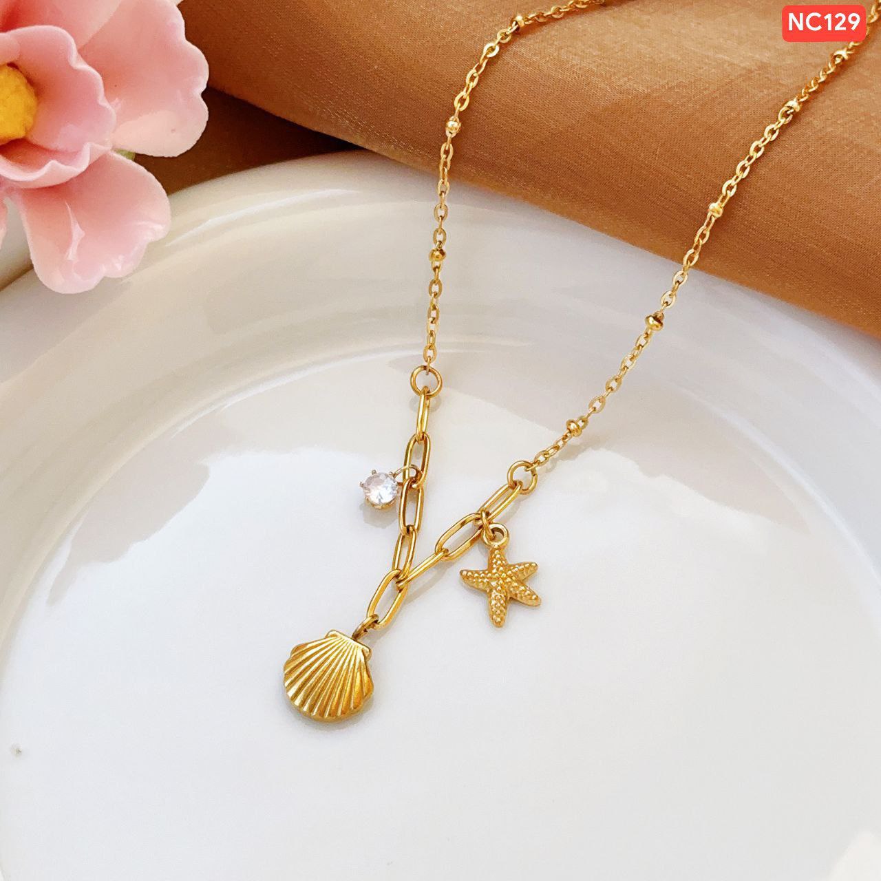 Alternative view of Oyster Star necklace