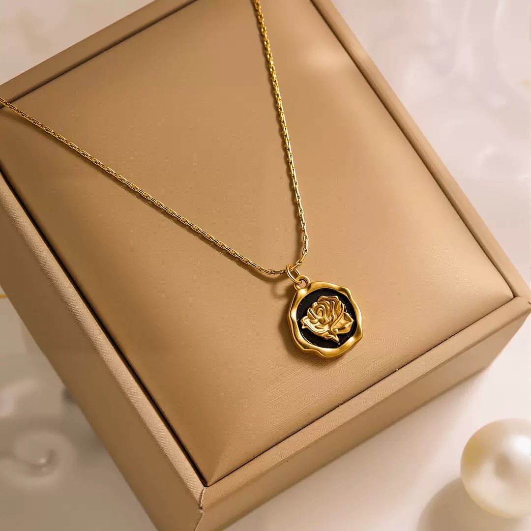 Special Rose Sealed Pendant 22Karet Gold Plated Necklace