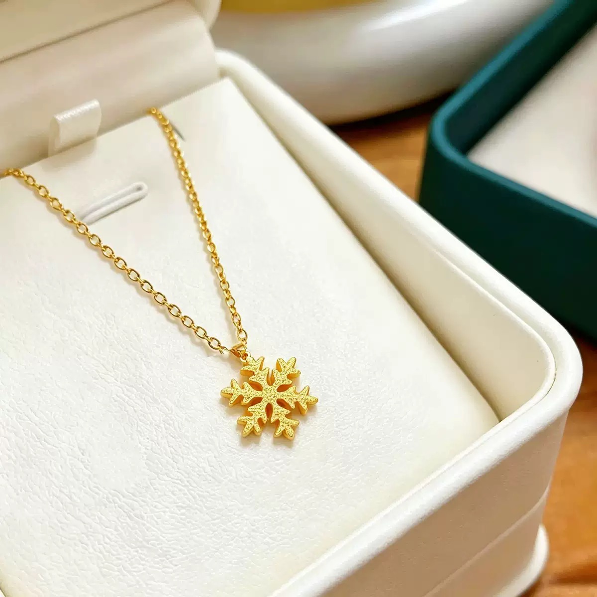 Special Snow Crystal pendant 22Karet Gold Plated Necklace